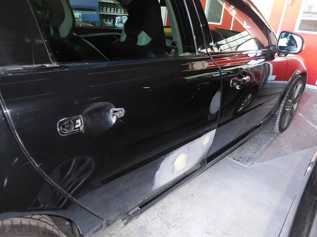 【神戸～大阪】ボルボ・V70の駐車場で傷を付けられた自費修理事例