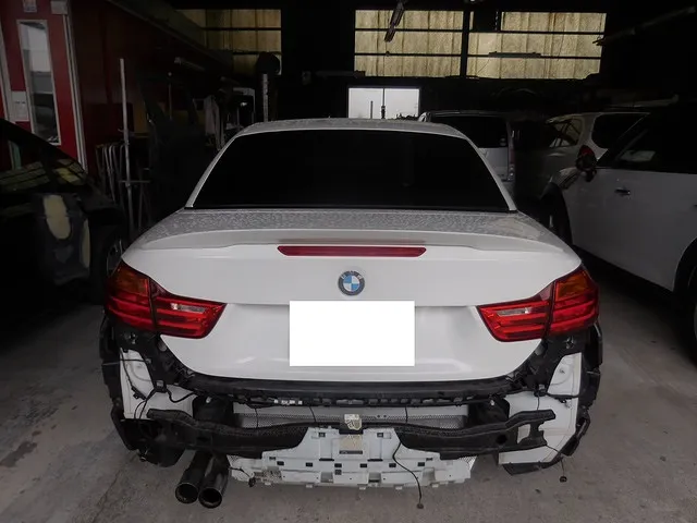 BMWクーペ　リヤバンパーバックでポールにあてた事故修理半額以下