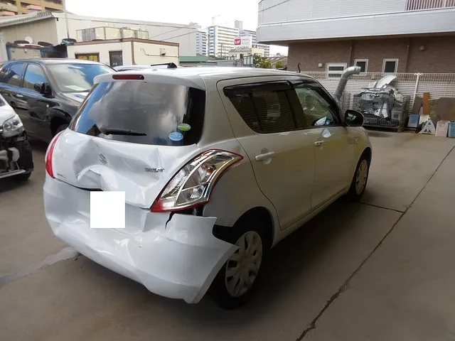 スズキ スイフト事故 スズキ スイフト 追突された事故修理 大阪府 保険修理元受あり