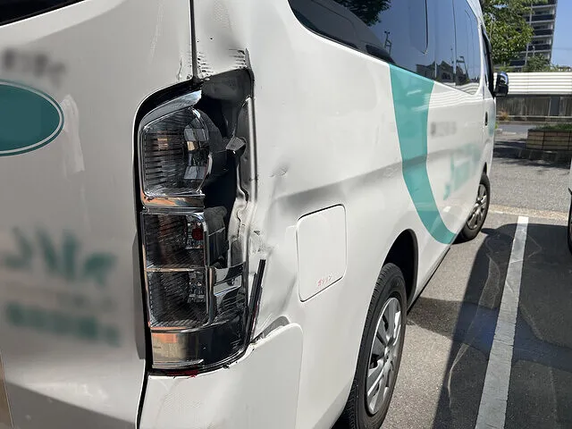 神戸市中央区　福祉車両 日産 キャラバン　右リアランプAssy交換・右リアクォーターパネル修理　キズ・へこみ修理│鈑金塗装