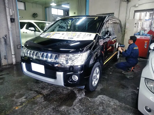 小キズ消し研磨作業 三菱 デリカD5｜車修理 東京都 足立区