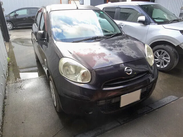 日産 マーチ　ボンネットのクリア剝がれ塗装修理　フロントバンパー傷修理｜掛川市　板金塗装