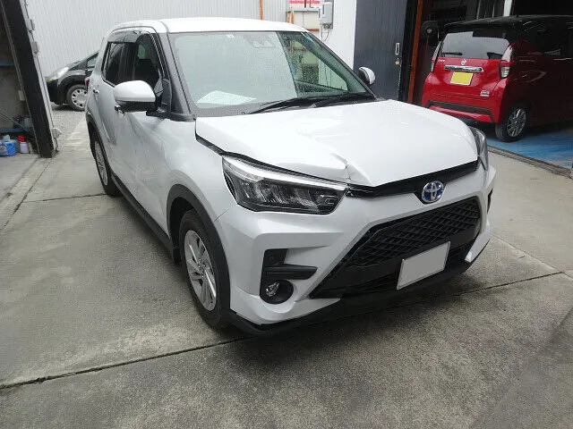 掛川市　キズ修理・ヘコミ修理　保険修理　フロントバンパー交換・ヘッドライト交換・フロントドア交換など　トヨタ ライズ｜板金塗装