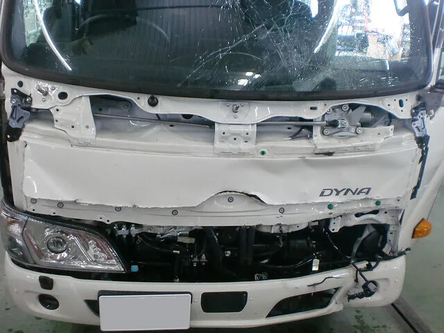 北見市　フロント部の事故修理01　トヨタ ダイナ│鈑金塗装