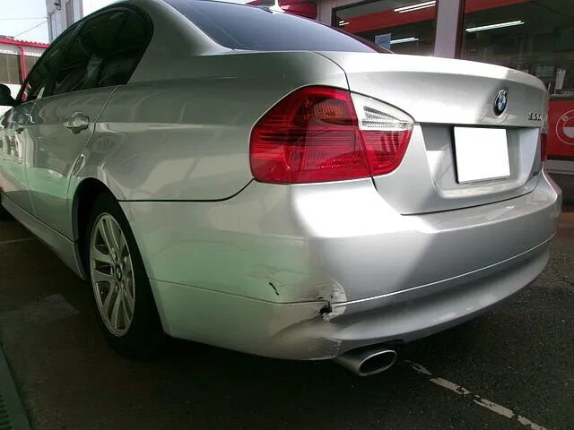 BMW　320i　リアバンパー変形修理