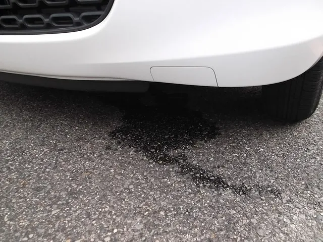 車検ブログ－車の下が何やら濡れている・・・！