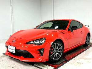 ８６