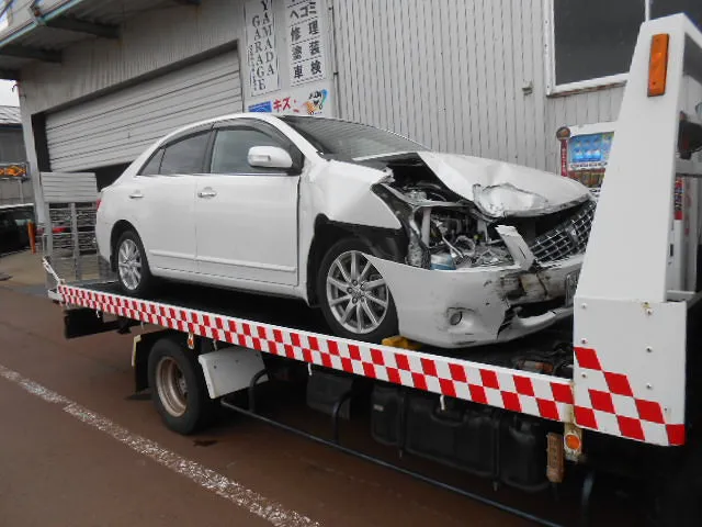 トヨタ　プレミオ　正面衝突事故　フロント大破　板金修理　新潟市のお客様