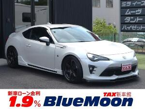 ８６