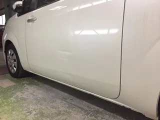 トヨタ　スペイド　左ドア　板金塗装