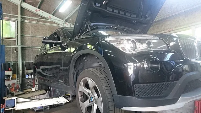 BMW X1 エンジンオイル＆オイルフィルター、冷却水交換作業。 半田市 Bosch Car Service 巽自動車