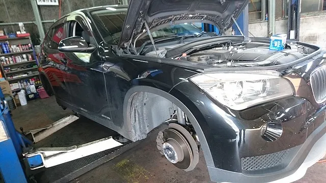 BMW X5 お持込タイヤ取替作業＆オイル＆フィルター交換作業。 半田市 Bosch Car Service 巽自動車