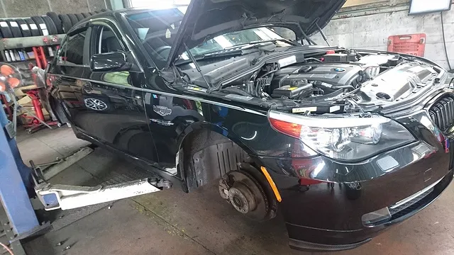 BMW525i・E60 お持ち込みダウンサス交換＆お持ち込みタイヤ交換。 半田市 Bosch Car Service 巽自動車