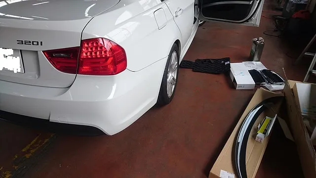 BMW320i お持ち込み用品取り付け作業（F/グリル、ペダルパッド、リアスポイラー） 半田市 Bosch Car Service 巽自動車