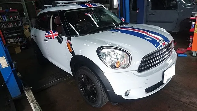 BMW-MINI ONE クロスオーバー、ブレーキパッド（お持ち込み）エンジンオイル交換作業。 半田市 Bosch Car Service 巽自動車