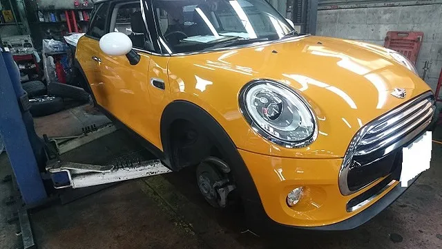 BMW-MINIクーパー　12か月法定点検＆グラスコーティング（グラスネオ）施工（下磨き処理含む）です。