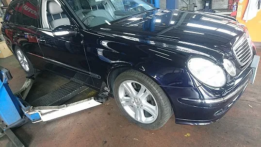 メルセデス・ベンツE350（W211）エンジンオイル、オイルフィルターなど交換作業です。