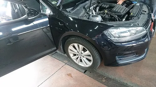 VW・ゴルフ　バッテリー交換作業（バックアップ取替）、診断機による設定登録