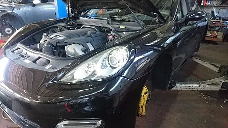 ポルシェ（PORSCHE）・パナメーラ ブレーキパッド、ディスクローター交換やワイパーブレード交換、冷却水補充を行いました。