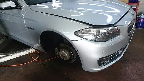 BMW523ｄ 12か月法定点検整備とタイヤ(ピレリー)交換作業。