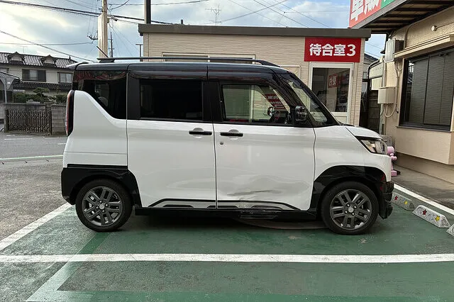 猿島郡境町 ドアパネル交換・サイドスポイラー擦り傷修理 三菱 デリカミニ│鈑金塗装