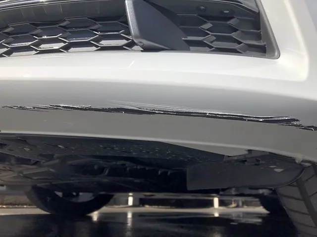 Audi A3 Frバンパー修理