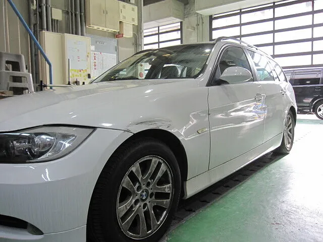 BMW 320 ツーリング フロントバンパー・フロントフェンダー・フロントドア・リアドア・クォーターパネル キズヘコミ修理│大阪市平野区 鈑金塗装