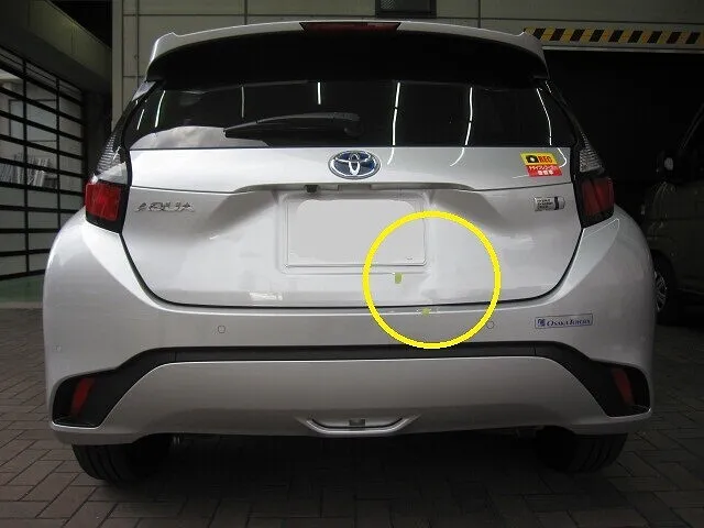 トヨタ アクア　リアゲート リアバンパー交換　バックパネル キズ・ヘコミ修理│大阪市平野区　鈑金塗装　保険修理