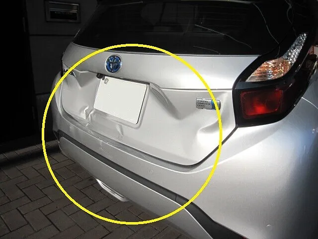 トヨタ アクア リアゲート バックパネル リアバンパー交換 キズ・ヘコミ修理│大阪市平野区 鈑金塗装 保険修理