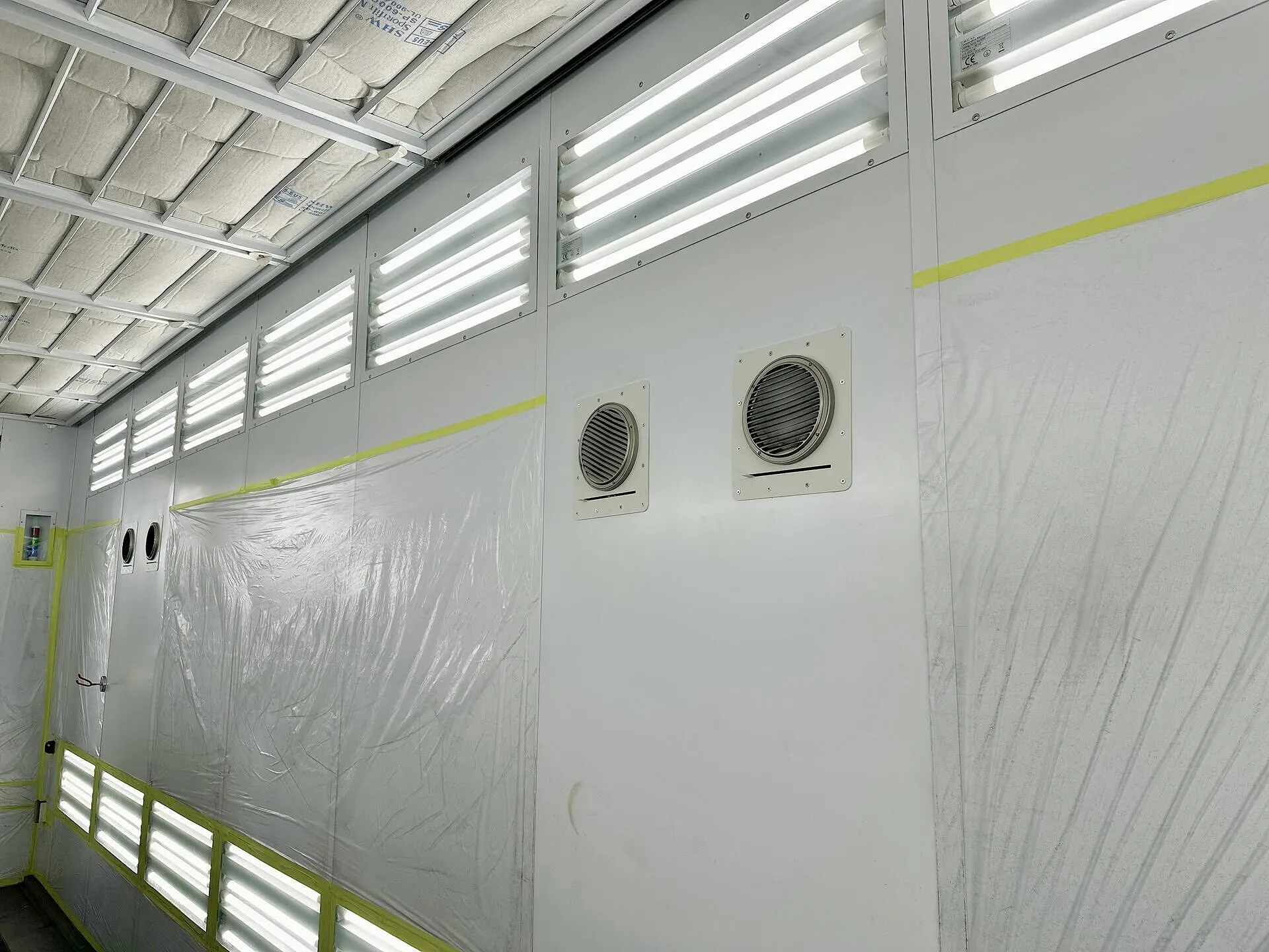 塗装ブースにエアコンが付きました！