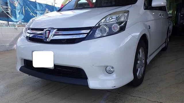 トヨタ　アイシス　フロントバンパー　車の傷修理　泉佐野市のお客様　カーサービスシンワ