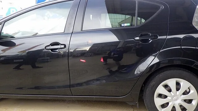 トヨタ　アクア　リアドア　ヘコミ　車外装修理　泉佐野市のお客様　カーサービスシンワ