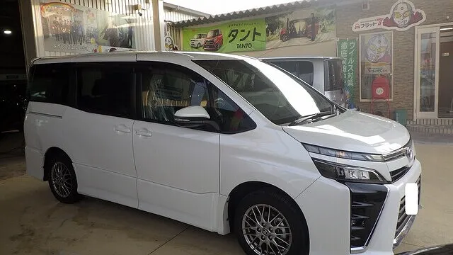 トヨタ　ヴォウシ－　リアバンパー　クォーターパネル　車　へこみ　修理　阪南市のお客様　カーサービスシンワ