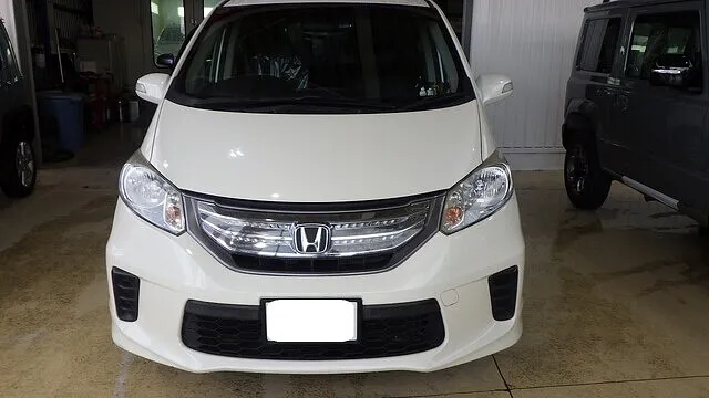 ホンダ　フリード　左フロントフェンダー　前輪のタイヤの上のパネル　凹み修理　車修理　泉南市のお客様　カーサービスシンワ