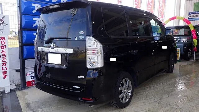 トヨタ　ヴォクシー　リアバンパー　キズヘコミ　板金塗装修理　泉佐野市のお客様　カーサービスシンワ