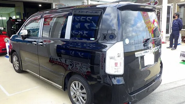 トヨタ　ヴォクシー　リアバンパー　マットガード交換　泉佐野市のお客様　カーサービスシンワ