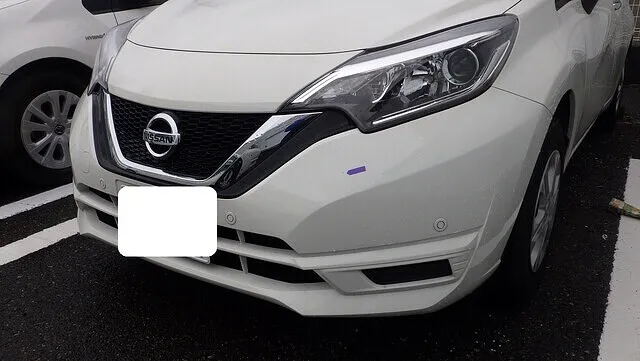 日産　ノート　フロイトバンパー　リアバンパー　左右リアドア　キズ　修理　フロントガラス　交換　岸和田市のお客様　カーサービスシンワ