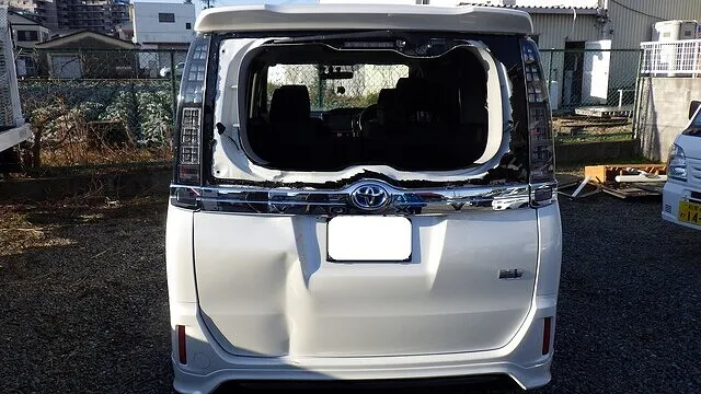 トヨタ　ヴォクシー　後ろ周り損傷　ゲート　バンパー　交換　ガラス交換　阪南市のお客様　カーサービスシンワ