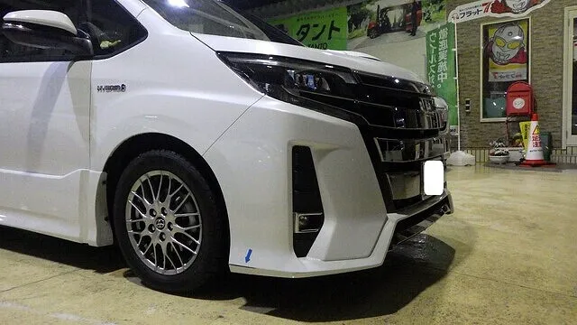 トヨタ　ノア　フロントバンパー　キズ修理　綺麗　丁寧　カーサービスシンワ