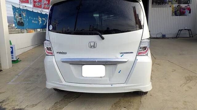 ホンダ　フリード　バックドア　リアバンパー　ヘコミ　鈑金塗装　泉南市のお客様　カーサービスシンワ