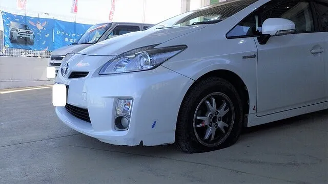 トヨタ　プリウス　フロントバンパー　タイヤ　ホイル　交換　カーサービスシンワ　