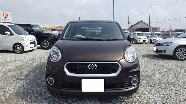 トヨタ　パッソ　フロントバンパー　事故　修理　車　キズ　ヘコミ