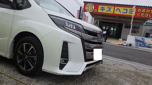 トヨタ　ノア　キズ　ヘコミ　修理　板金　塗装　バンパー　泉佐野