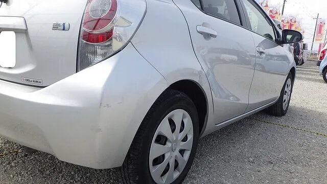 トヨタ　アクア　リアバンパー　左フロントドア　右クォーター　板金　塗装　修理　車　キズ　ヘコミ