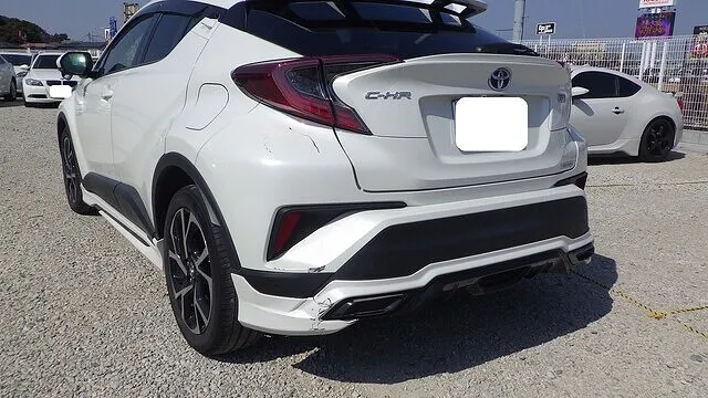 トヨタ　C-HR　リアバンパー　修理　キズ　ヘコミ　車　スポイラー　交換