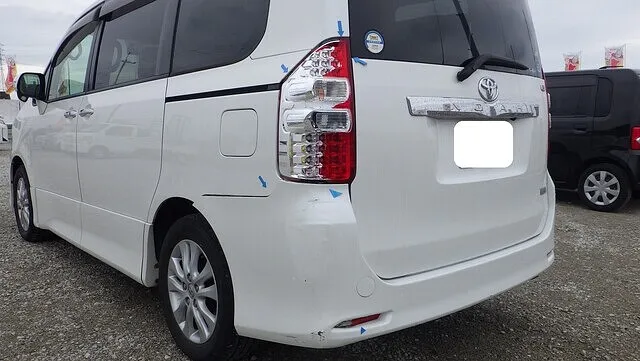 トヨタ　ノア　電柱にぶつけた　保険修理　後ろ回り　事故　ヘコミ　修理　泉佐野