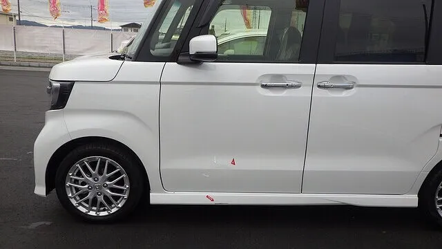 ホンダ　N-BOX　左フロントドア　左サイドスポイラー　キズヘコミ修理　泉佐野市のお客様　カーサービスシンワ
