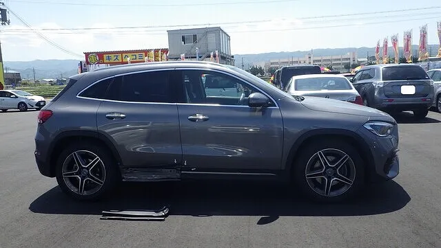 ベンツ　GLA200d　板金塗装　ドア交換　泉南市　キズヘコミ　ブロックに擦った　車　修理　泉佐野　カーサービスシンワ