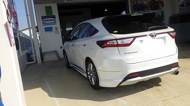 トヨタ　ハリアー　左リアドア　クォーターパネル　リアバンパー　スポイラー　鈑金塗装　車修理　カーサービスシンワ