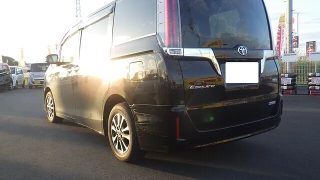 トヨタ　エスクワイヤ　リアバンパー　クォーターパネル　キズ修理　車修理　板金塗装　岸和田市のお客様　カーサービスシンワ